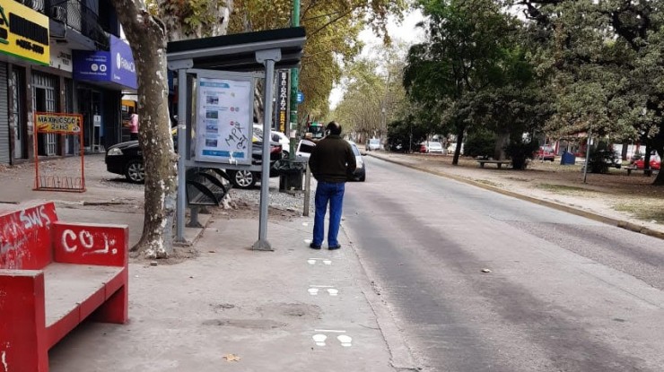 Realizan demarcaciones de distancia en paradas de transporte